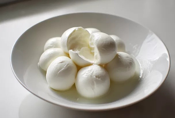 Домашняя моцарелла: 2 ингредиента и классическая растяжка в сыворотке