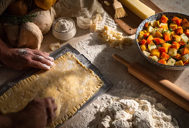 Ленивый слоёный пирог с курицей и тыквой: готов за 20 минут