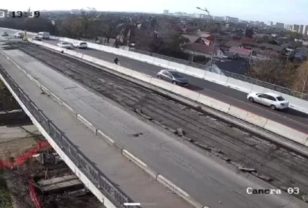 На Тургеневском мосту в Краснодаре перенаправили потоки транспорта 