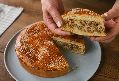 Замешиваем мягкое тесто и прячем внутрь мясо с рисом: пирог выходит высоким и сытным