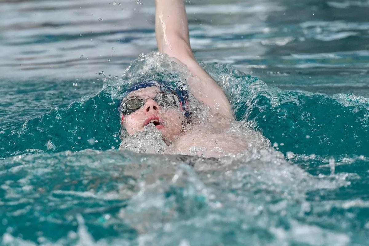 В плавании выделяют четыре основных стиля – брас, баттерфляй, кроль и плавание на спине, или по-другому кроль на спине.