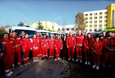 Больницам и станциям скорой помощи Краснодарского края передали 49 спецавтомобилей