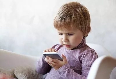 Детей могут ограничить в использовании смартфонов в детских лагерях