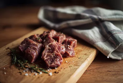 Как правильно мариновать мясо в вине без лишней кислинки