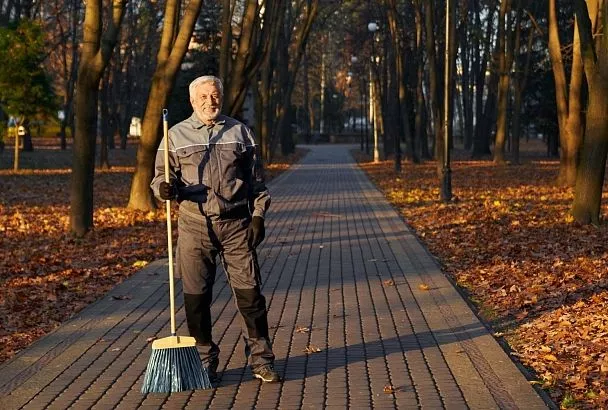 Зарплаты дворников бьют рекорды, а сфера ЖКХ лидирует по росту заработка