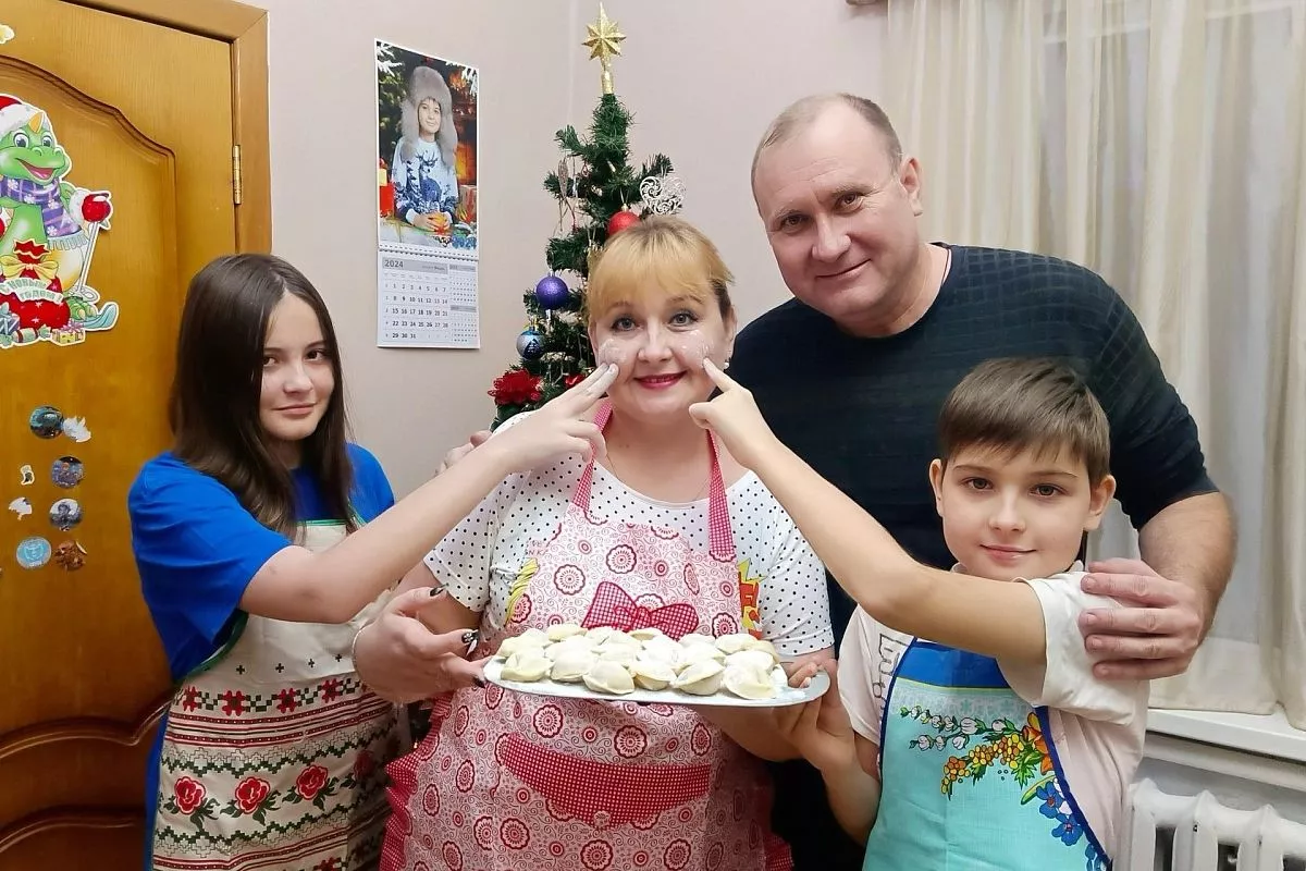 Семья Скиба из Динского района сделала это забавное фото, после того как слепила по конкурсному заданию вкусные пельмени. 