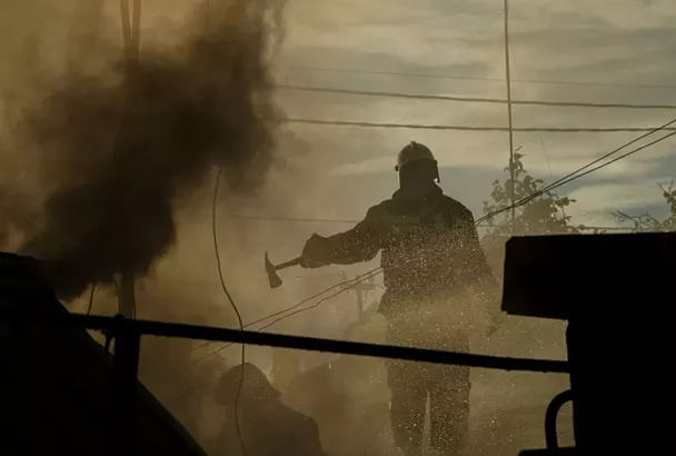 Пожар после падения обломков БПЛА на нефтебазе в промзоне Лабинска локализован