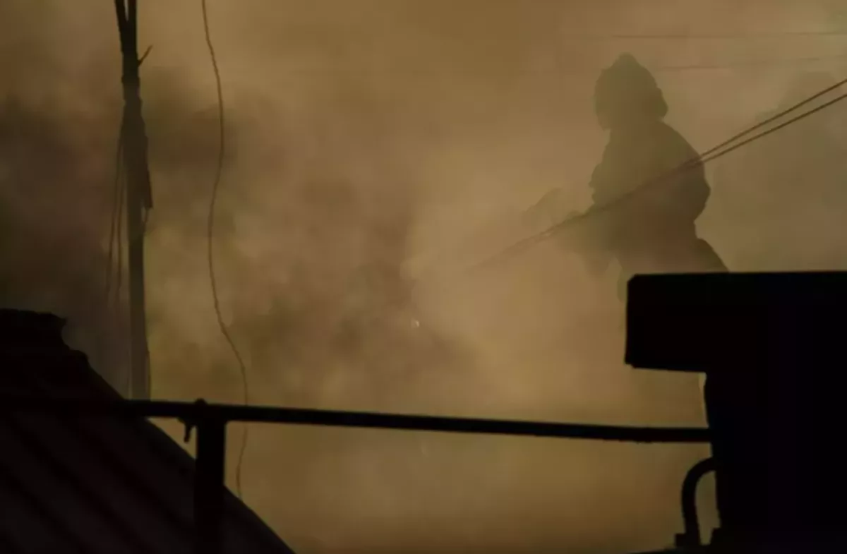 Площадь пожара после падения обломков БПЛА на нефтебазе под Тихорецком увеличилась