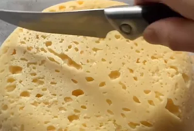 Опустил творог в молоко, немного помешал – и российский сыр готов: по этому рецепту его не отличить от магазинного