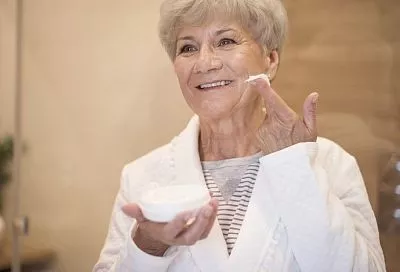 Всего 1 желток плюс ложка меда – и натуральная маска, которая поможет омолодить кожу лица даже после 70 лет, готова