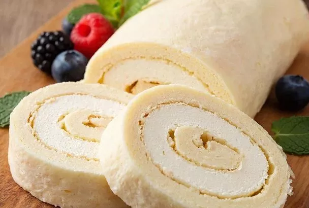 Смешиваю все ингредиенты вилкой и отправляю в духовку на 30 минут.  Творожный рулет для ленивых хозяек