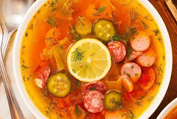 Утро после праздничного застолья начинается не с чашечки кофе: после застолья у солянки появляется особое значение