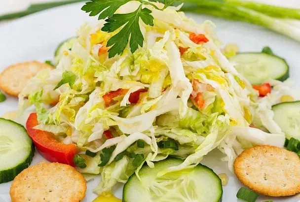 Открываем  банку консервов и готовим быстрый и полезный салат: идеальный ужин за 3 минуты