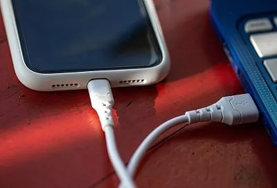 Чем опасны мощные зарядки и длинные провода для смартфона
