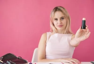 Эта гигиеническая помада для губ точно не спасет: косметолог рассказала, что надо знать, чтобы не выбрасывать деньги на ветер