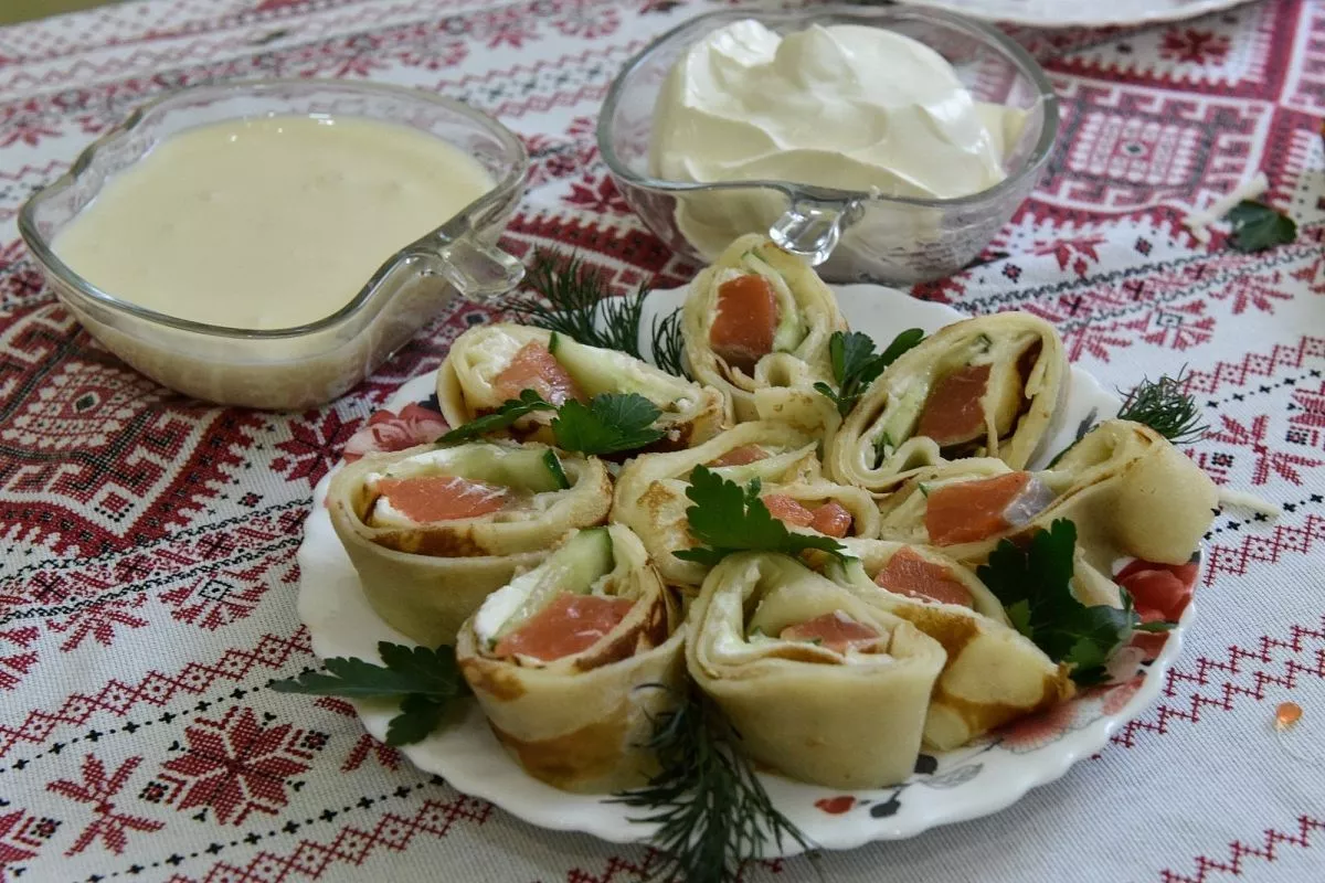 Блины – это универсальная еда, их пекли на праздники, рождение детей, именины, свадьбы, ими поминали ушедших родных.