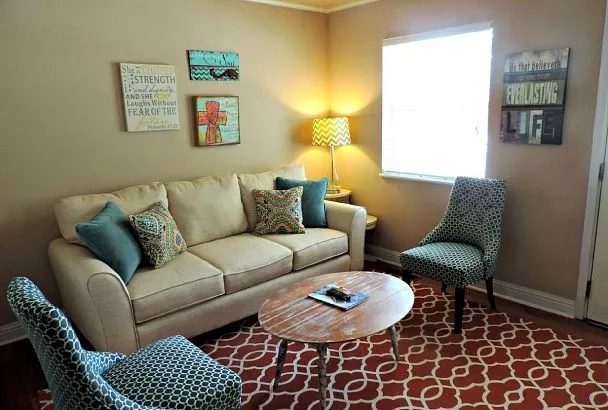 Нужны щетка, сода и крахмал: самые экологичные, но эффективные способы очистить обивку кресла или дивана от загрязнений