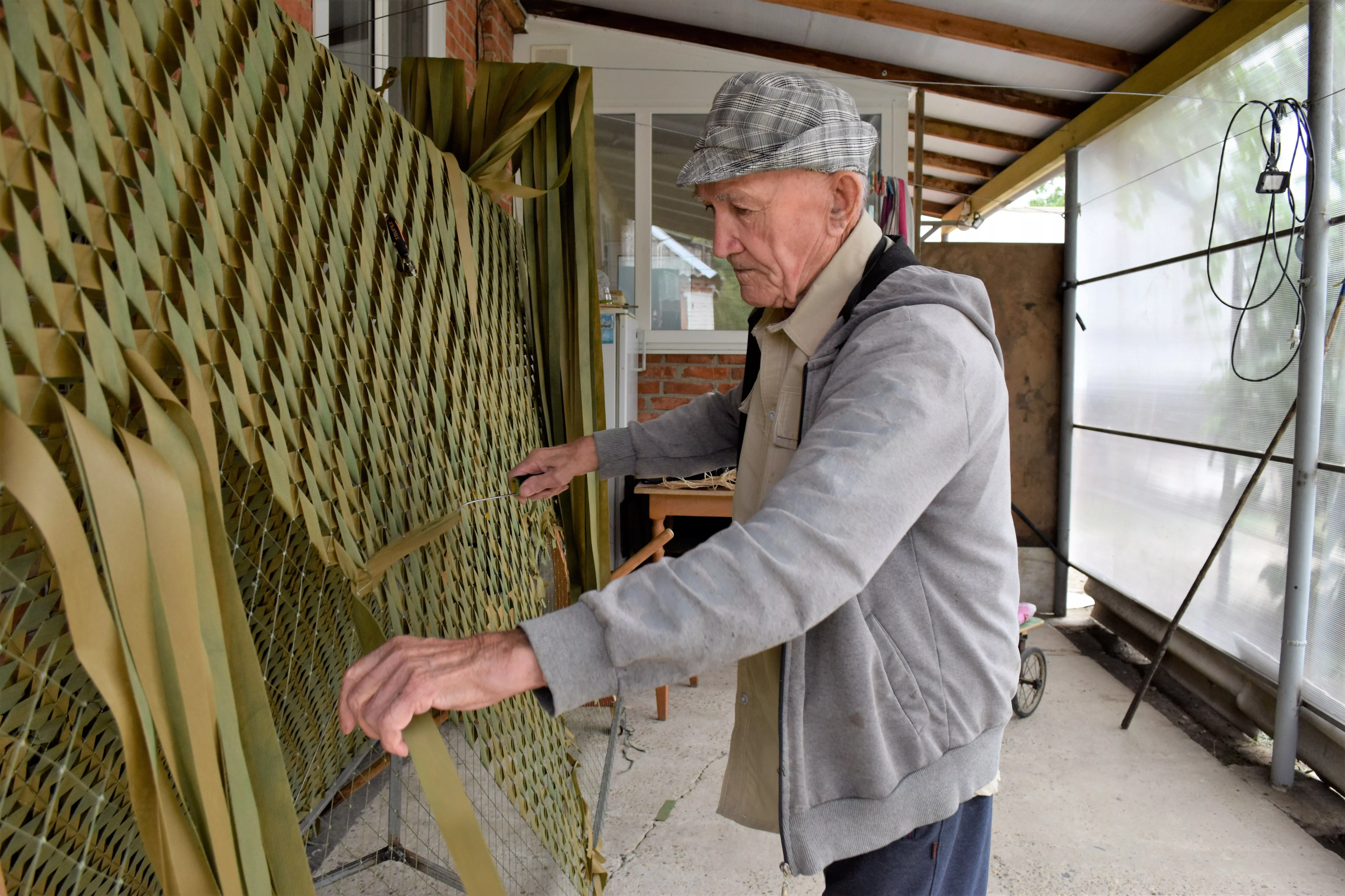 Батя плетет сети под присмотром своей Маруси