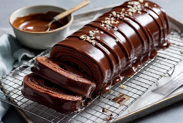 Шоколадный рулет без духовки с кремом из сыра и вареной сгущенкой 