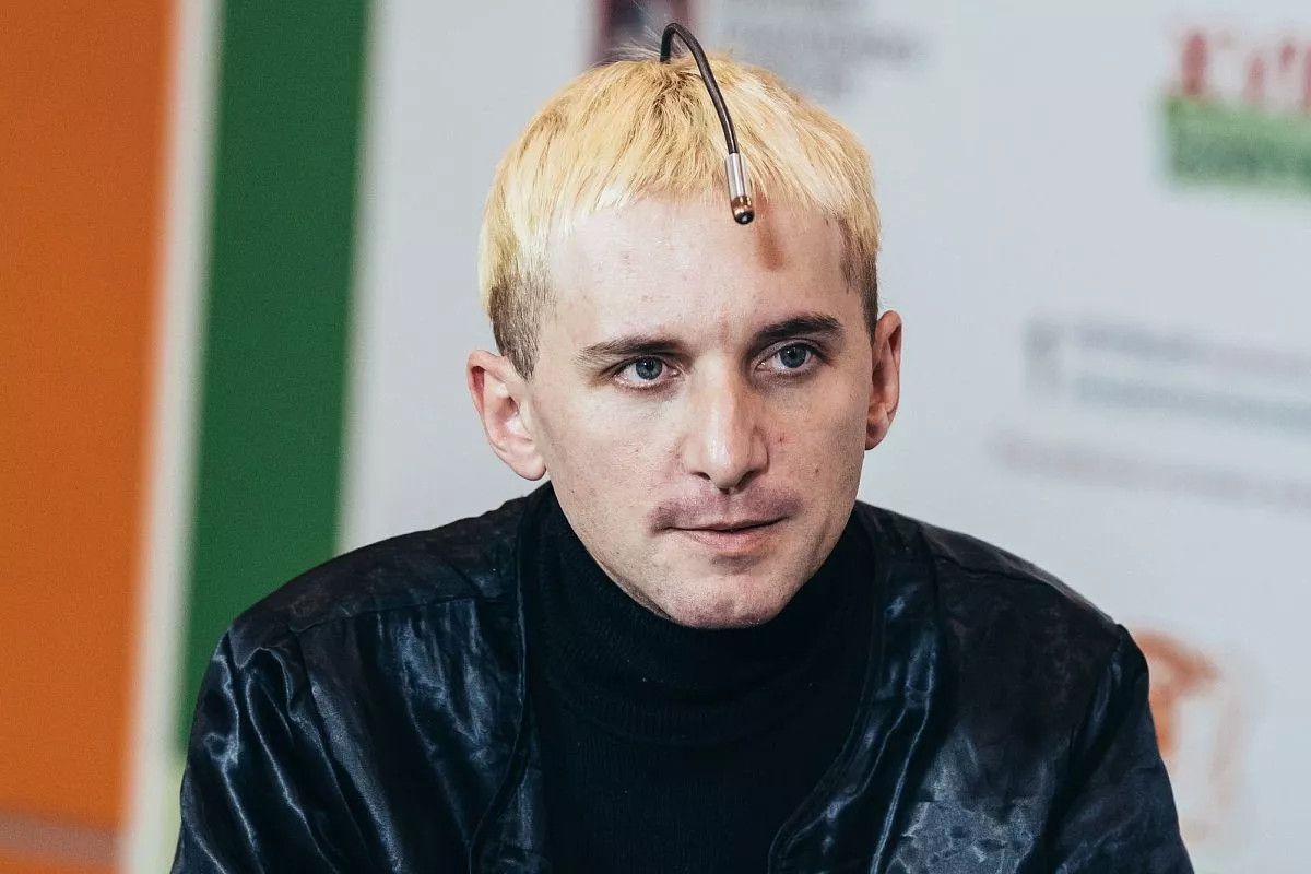 Антенна на голове дополняет органы или чувства, которые изначально не были запрограммированы в человеке.