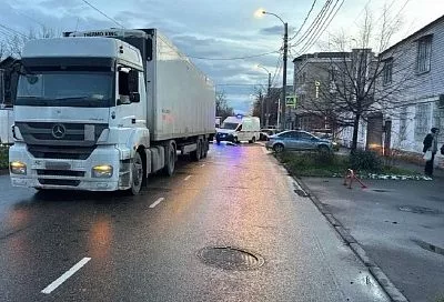 Водитель фуры насмерть сбил женщину на пешеходном переходе в Краснодаре