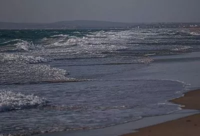 Норд-ост не утихнет: экстренное предупреждение по сильному ветру на участке Анапа-Геленджик продлили