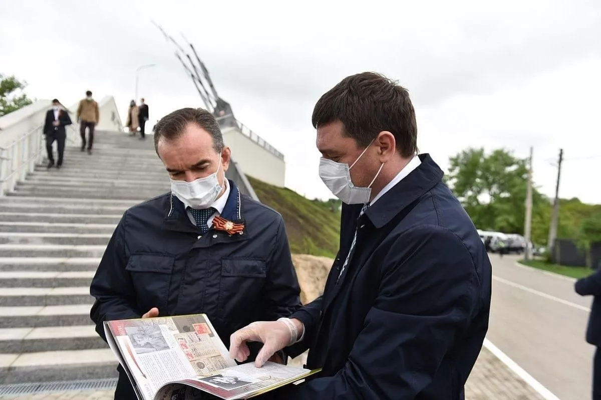 Вениамин Кондратьев и Евгений Первышов возложили цветы к мемориалу «Пашковская переправа» в Краснодаре