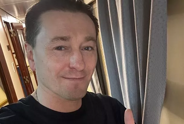 «Здесь принимают всегда хорошо»: Сергею Безрукову подарили в Краснодаре торт в честь юбилейного спектакля