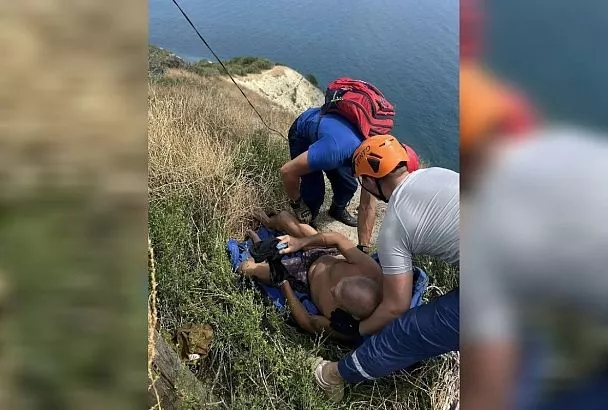 Больше двух часов спасатели на руках несли туриста, повредившего обе ноги на горе в Новороссийске