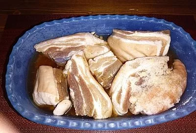 Как посолить сало с мясными прожилками так, чтобы аромат и соседи ощущали