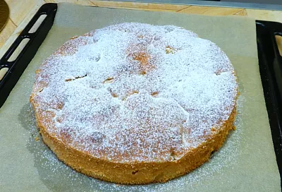 Шарлотка с яблоками наполнит кухню уютным ароматом осеннего сада: просто добавь в тесто щепотку этой специи