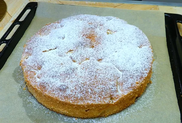 Шарлотка с яблоками наполнит кухню уютным ароматом осеннего сада: просто добавь в тесто щепотку этой специи