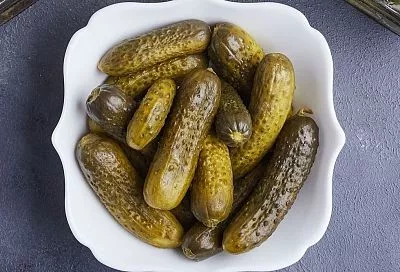 Засолка огурцов холодным способом: рецепт хрустящих «бочковых» огурчиков в банке