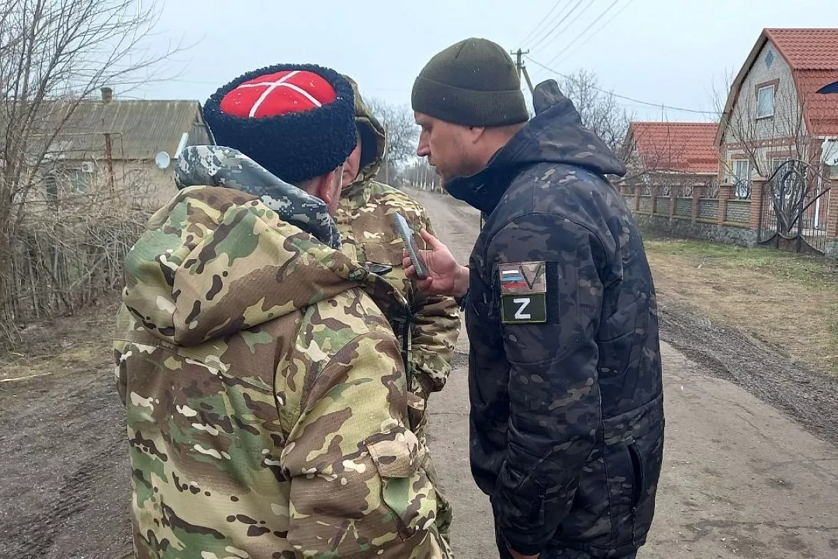 Анапские волонтеры. Справа - Юрий Озаровский