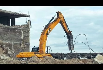 В Анапе ведется снос двух незаконных объектов