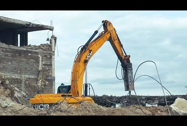В Анапе ведется снос двух незаконных объектов
