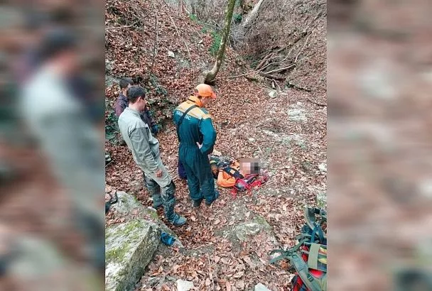 Мужчина на мотоцикле слетел со склона горы в Геленджике