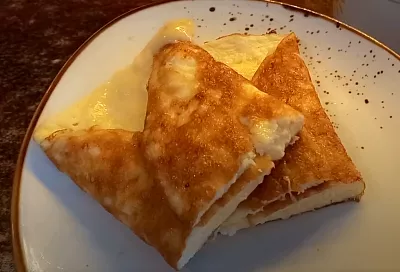 15 минут — и этот нежный омлет с творогом (вместо яичницы) покорит домочадцев: ваш идеальный завтрак