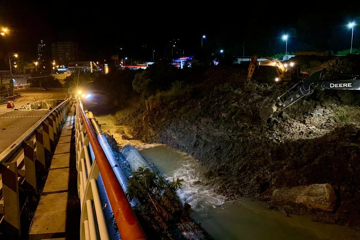 Дорожники расчищают русло реки Псахе Дорожники расчищают русло реки Псахе