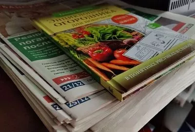 Сложил газеты так — и укрыл ими огород: теперь сижу отдыхаю, пока растет, а раньше днями полол и поливал