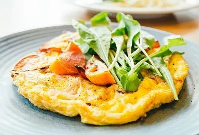 Утро должно начинаться вкусно! Взбила яйца с творогом, вылила на сковороду и идеальный завтрак для тех, кто хочет похудеть готов - омлет, пышный как облако