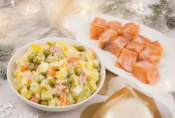 Оливье с копченой форелью: нежный, сочный, с дымком - мигом украшает любой новогодний стол