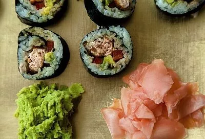 Покупаю свежий корень имбиря всегда с запасом, так как научилась мариновать его сам. Самый простой рецепт приготовления полезной закуски