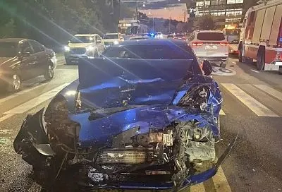 В Краснодаре водитель Porsche врезался в Audi и сбежал с места ДТП. Его ищет полиция