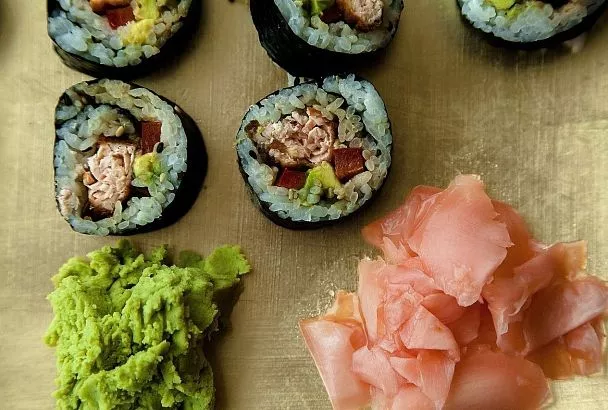 Покупаю свежий корень имбиря всегда с запасом, так как научилась мариновать его сам. Самый простой рецепт приготовления полезной закуски