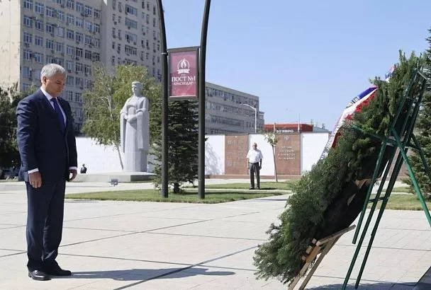Вячеслав Володин и Вениамин Кондратьев возложили цветы к Вечному огню в Краснодаре