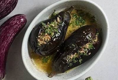 Отбил баклажаны — и в духовку с сыром и помидорами: секрет нежнейшей текстуры