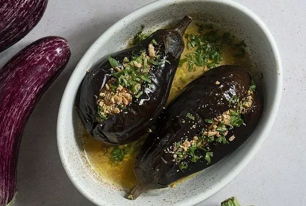 Отбил баклажаны — и в духовку с сыром и помидорами: секрет нежнейшей текстуры