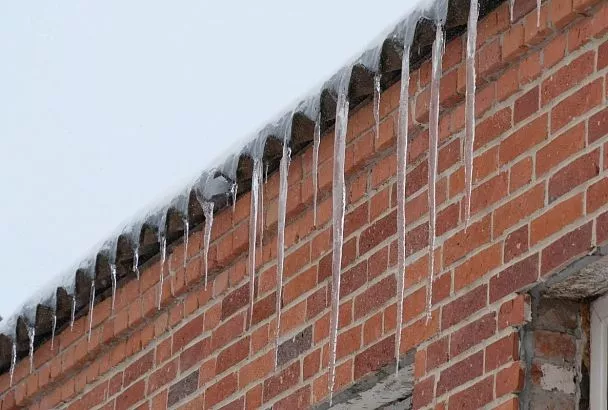 Сосулька упала на 8-летнего ребенка с крыши многоквартирного дома в Новороссийске