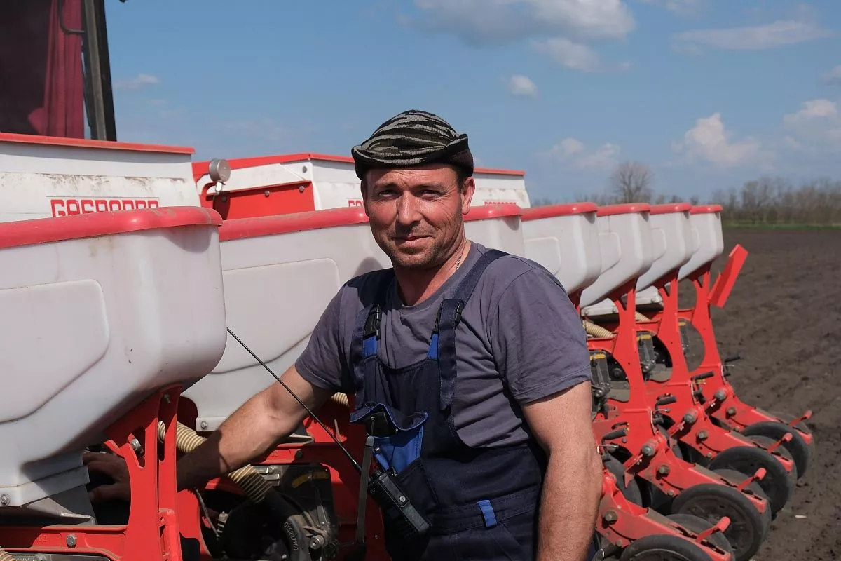 Глава КФХ Юрий Карстен – заслуженный работник сельского хозяйства Российской Федерации.